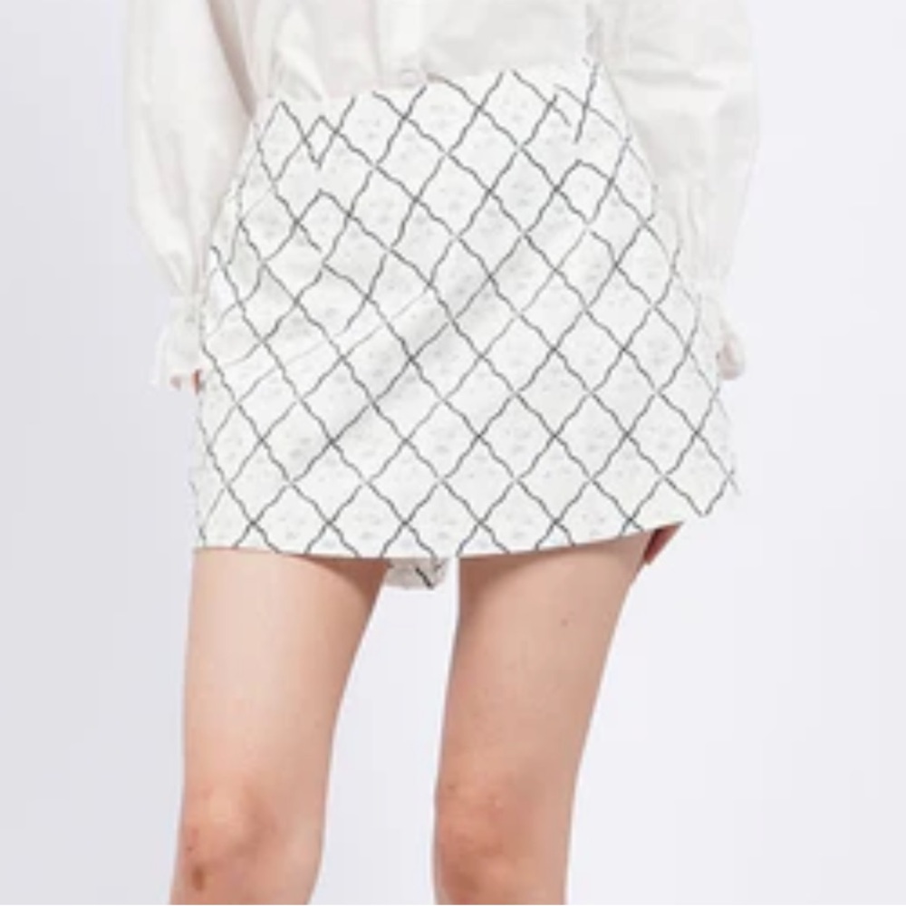 Banana Republic White Skirt with Gray Diamond Lattice size 16